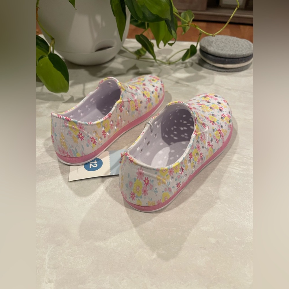 NWT Cat & Jack Girls Jese Floral Print Slip On Shoes - Picture 3 of 5